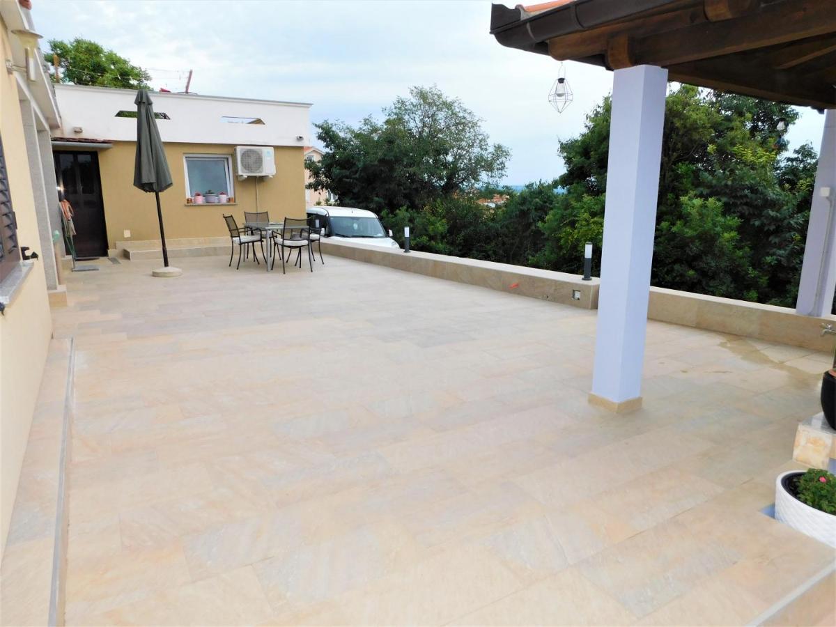 Apartman "Sabine Red" With Heated Pool Omišalj Kültér fotó
