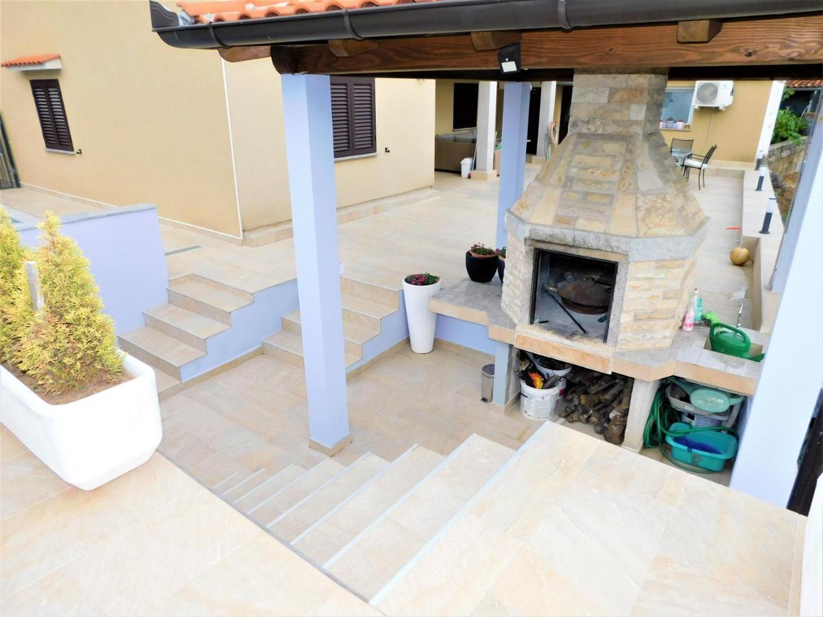 Apartman "Sabine Red" With Heated Pool Omišalj Kültér fotó