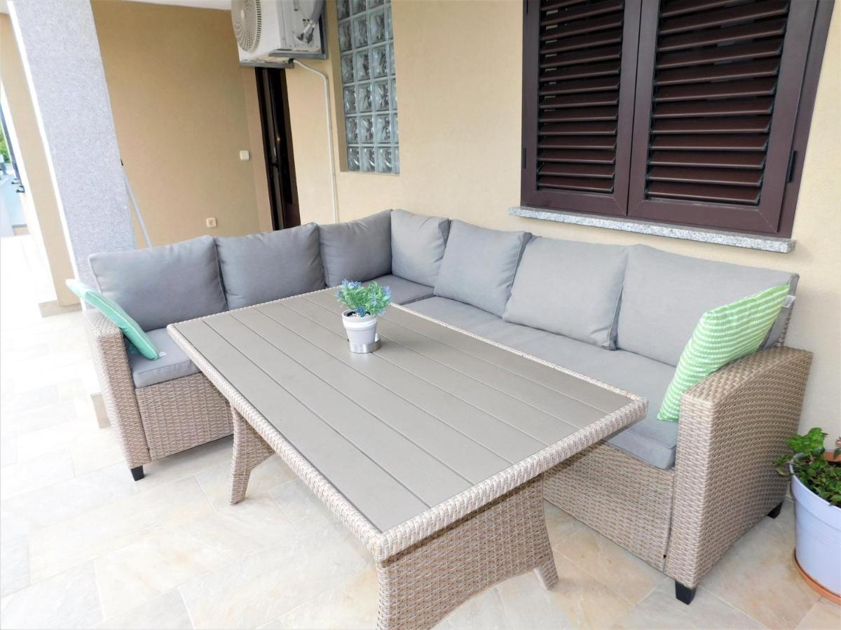 Apartman "Sabine Red" With Heated Pool Omišalj Kültér fotó