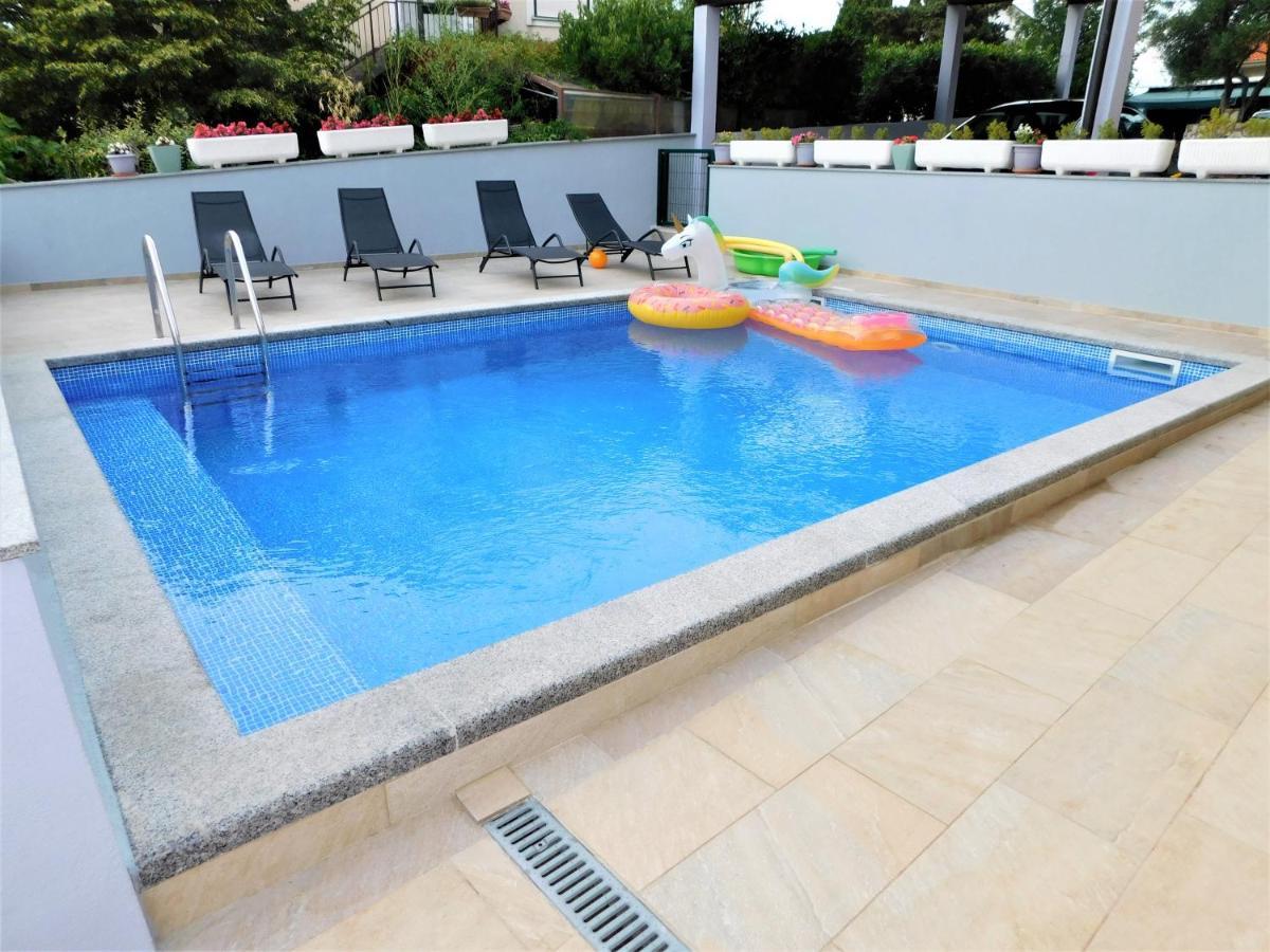 Apartman "Sabine Red" With Heated Pool Omišalj Kültér fotó
