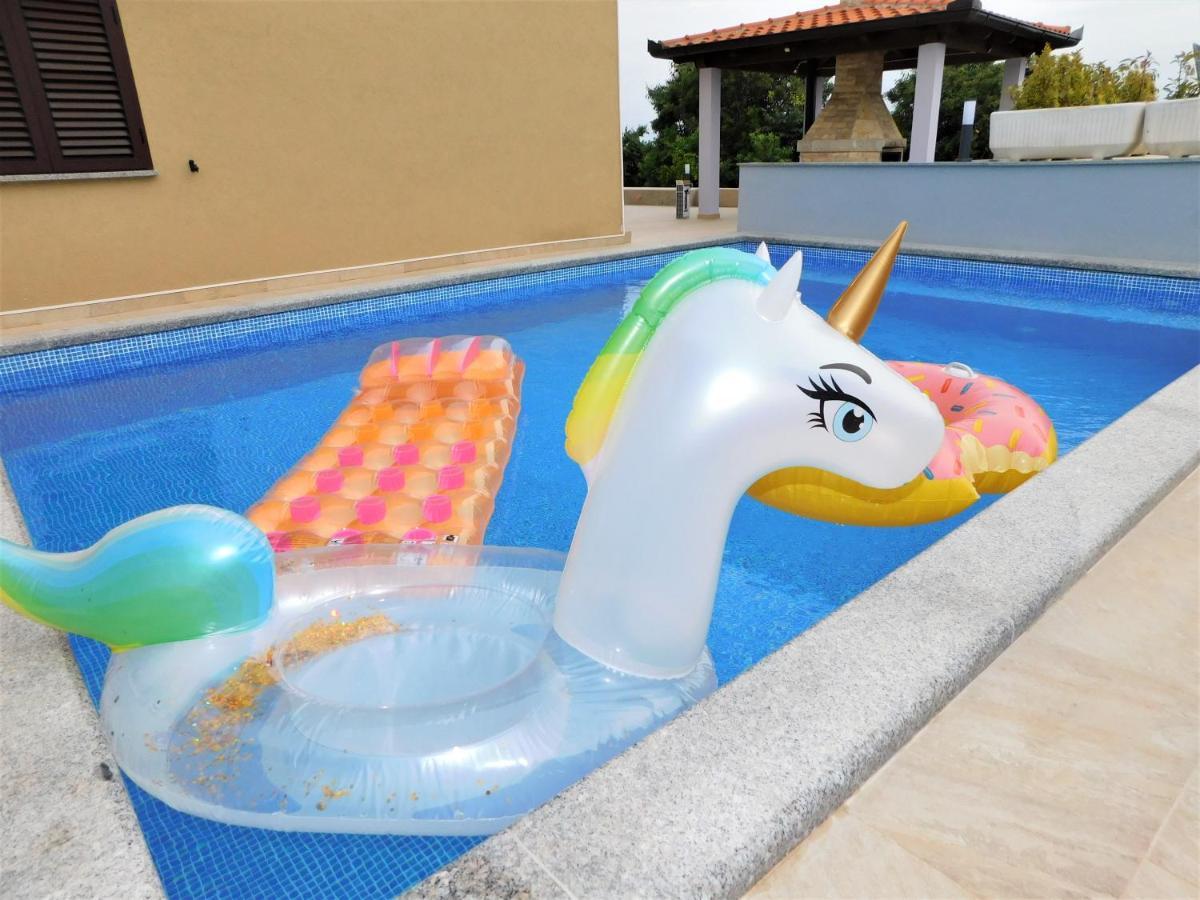 Apartman "Sabine Red" With Heated Pool Omišalj Kültér fotó