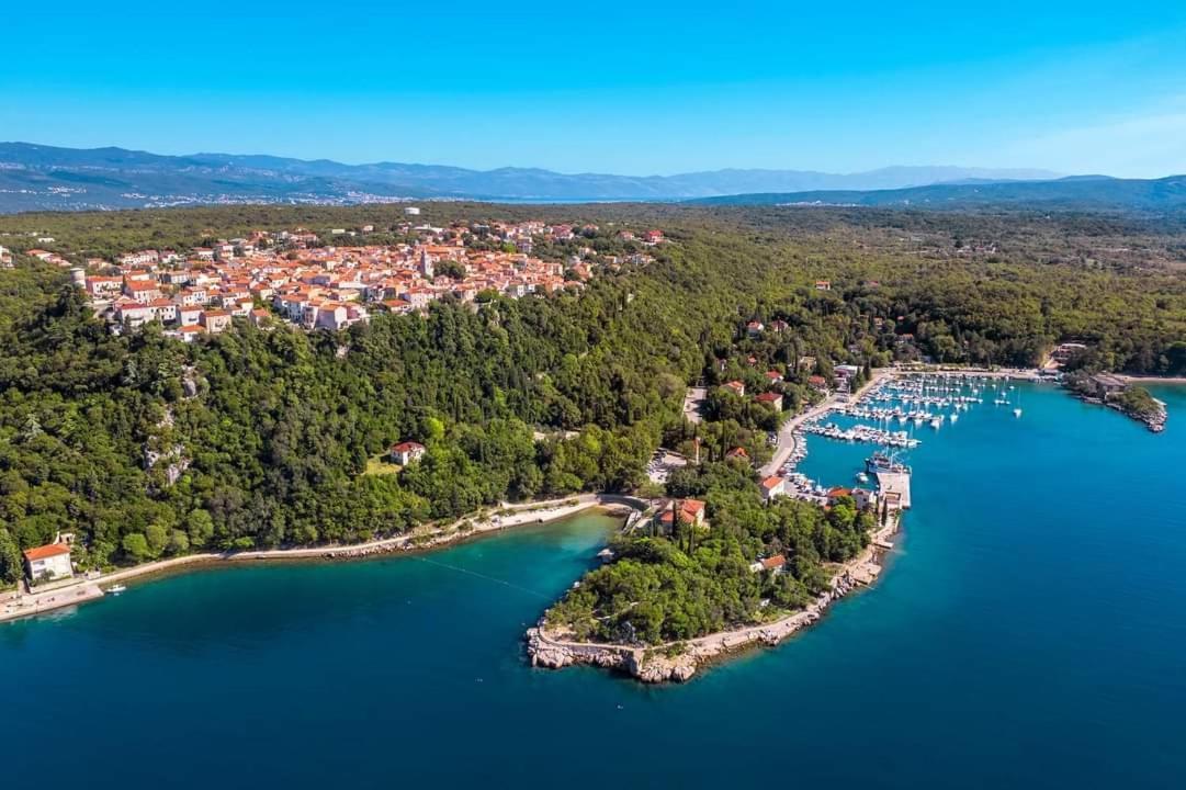 Apartman "Sabine Red" With Heated Pool Omišalj Kültér fotó