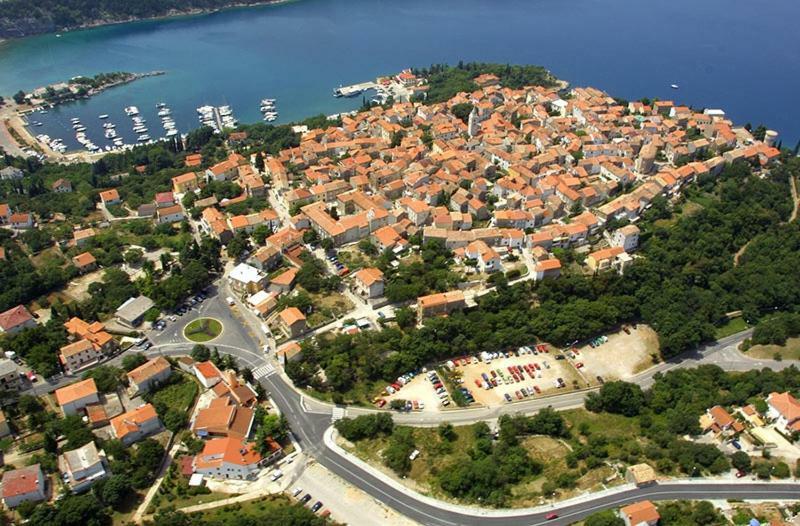 Apartman "Sabine Red" With Heated Pool Omišalj Kültér fotó