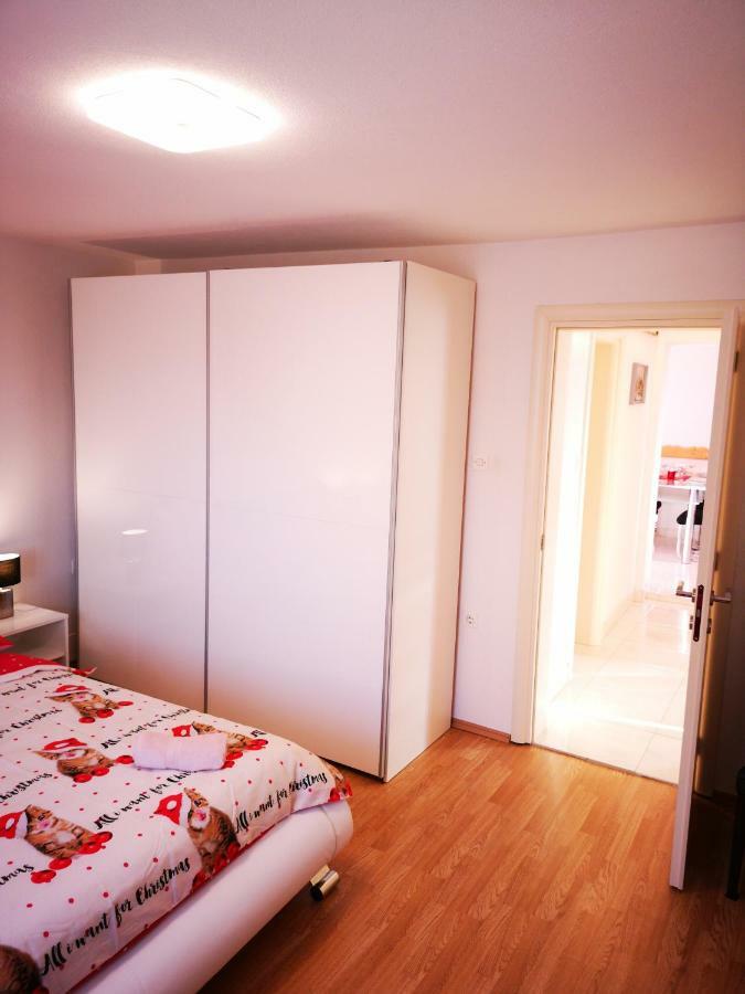 Apartman "Sabine Red" With Heated Pool Omišalj Kültér fotó